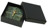 Produktbild: Kreuzplakette als Wandschmuck aus gr�n patinierter Bronze